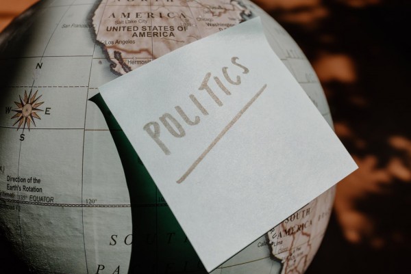 Il governo alle prese di una crisi legata a tensioni geopolitiche ed energetiche