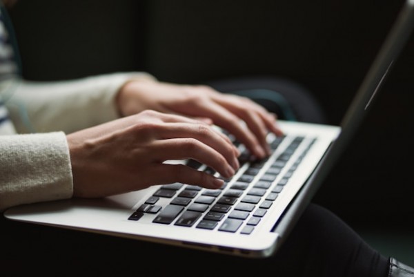 La passione per la scrittura è un viaggio personale ed emozionante che unisce la creatività e l'espressione di sé